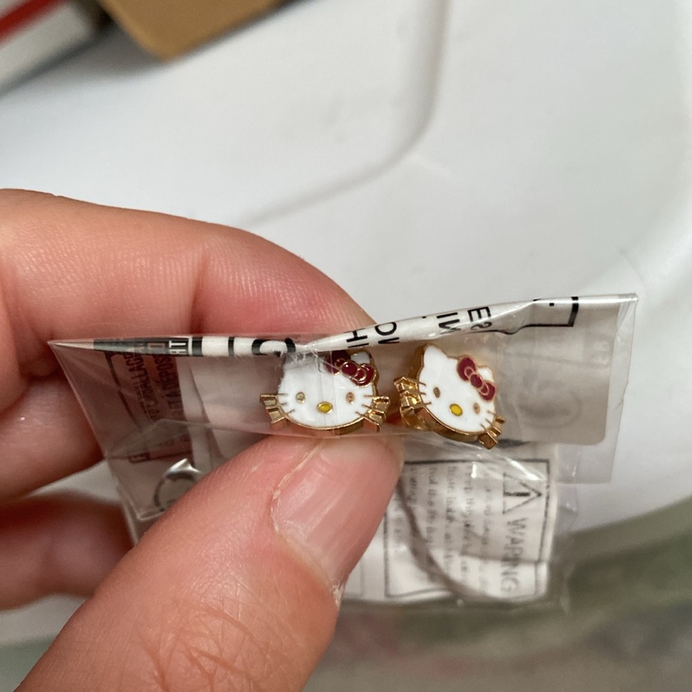 🆕SANRIO: Dainty Hello Kitty Gold Plated Post Earrings 🐱 - Picture 6 of 6